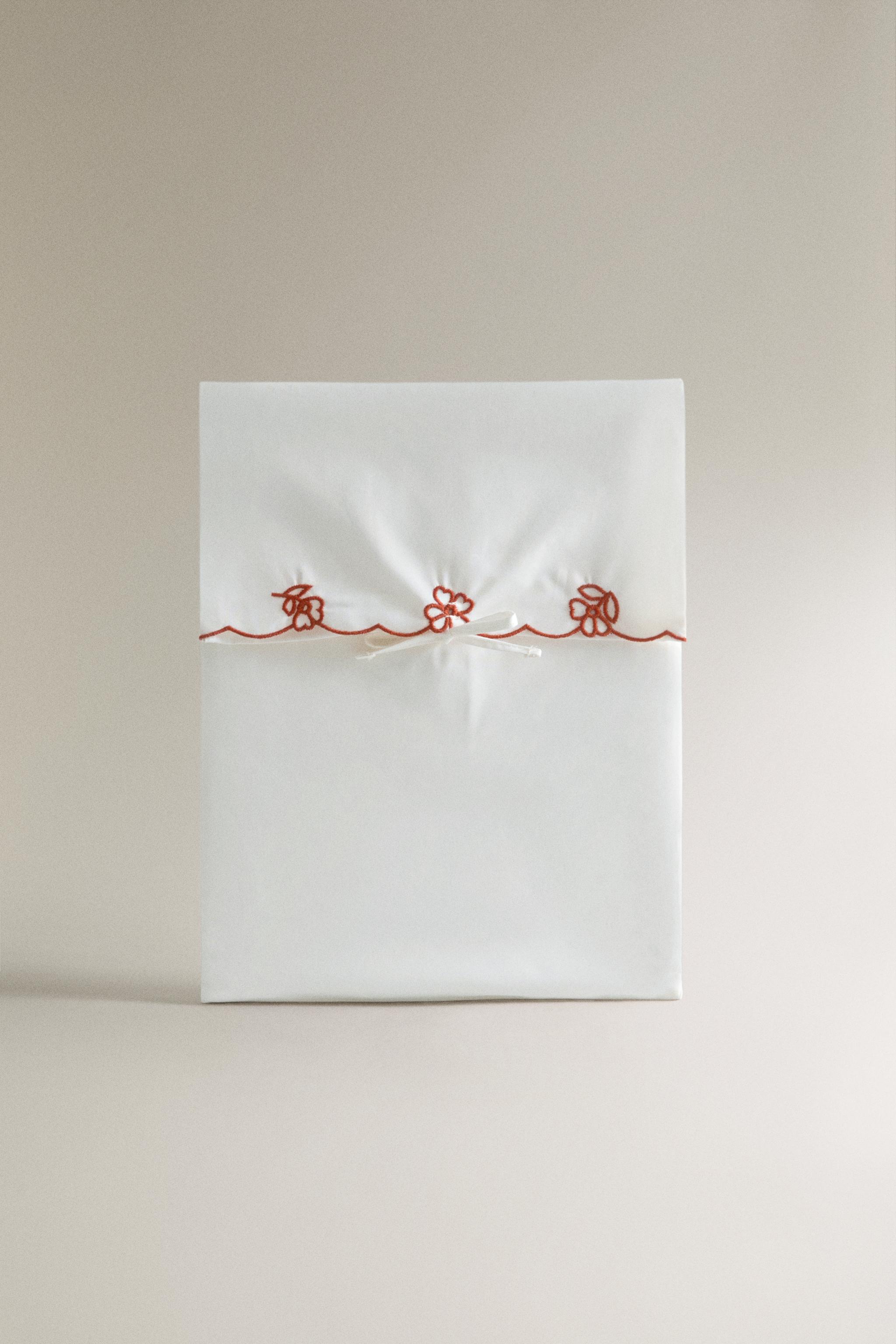 ENSEMBLE TAIE D’OREILLER ET DRAP DE DESSUS LIT BÉBÉ FLEURS BRODÉES